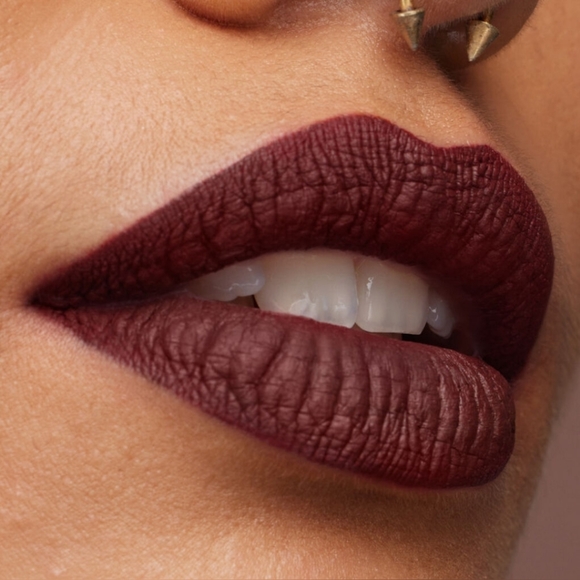 Liquid Matte Ultra-Comfort Transfer-Proof | First Class | Huda Beauty - Picture 4 of 16